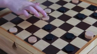 Tahta tahtada dama turnuvası, iki çocuk, evde birlikte oynayan kardeşler, spor taktikleri oyunu konsepti, çocukların zihinsel yeteneklerinin gelişimi, saygınlıkla kazanma ve kaybetme yeteneği