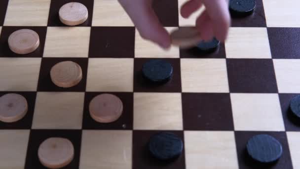 Damesturnier Auf Holzbrett Zwei Kinder Brüder Die Hause Zusammen Spielen — Stockvideo