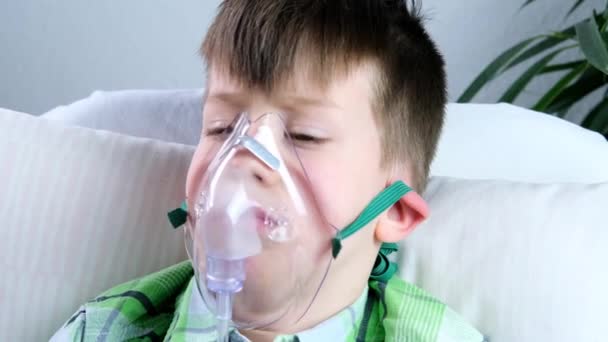 Pouco Paciente Camisa Criança Menino Mentiras Máscara Facial Oxigênio Conceito — Vídeo de Stock