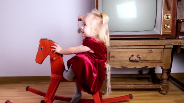 Niña Rubia Años Edad Vestido Terciopelo Rojo Sienta Balancea Viejo — Vídeos de Stock