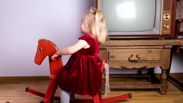 Niña Rubia Años Edad Vestido Terciopelo Rojo Sienta Balancea Viejo — Vídeo de stock