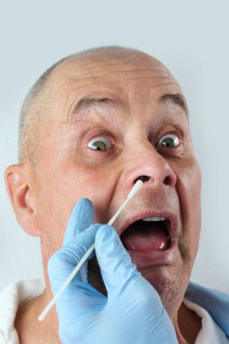 Eldivenli erkek doktor, analiz için burundan alınan örnek, hızlı burun testi covid-19, viral hastalığın tespiti, polis soruşturması, babalık, tıbbi muayene, koronavirüs...