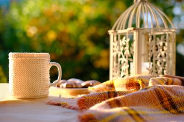 Çay, bahçede masanın üstünde kahve, şamdanda mum yanıyor, açık hava çayı konsepti, güzel hava, sıcak bir sonbahar havası.