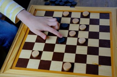 Tahta tahtada dama turnuvası, iki çocuk, birlikte oynayan kardeşler, spor taktikleri konsepti, çocukların zihinsel yeteneklerinin gelişimi, saygınlıkla kazanma ve kaybetme yeteneği.