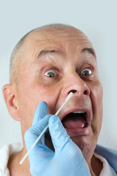 Lekarz Rękawiczkach Pobiera Wymaz Nosa Analizy Szybki Test Nosowy Covid — Zdjęcie stockowe