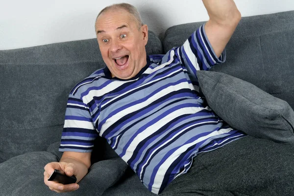 Alter Glatzköpfiger Mann Der Auf Einem Sofa Sitzt Und Fernsieht — Stockfoto