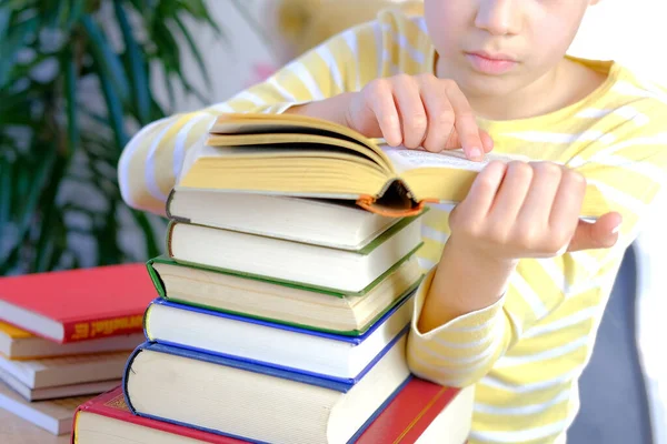 Junge Schüler Gelbem Shirt Hause Sitzend Vor Ihm Großer Stapel — Stockfoto