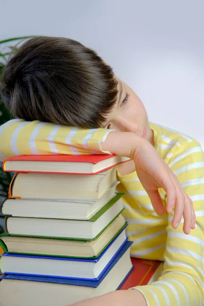 Junge Schüler Gelbem Shirt Müde Auf Einem Großen Stapel Papierbücher — Stockfoto