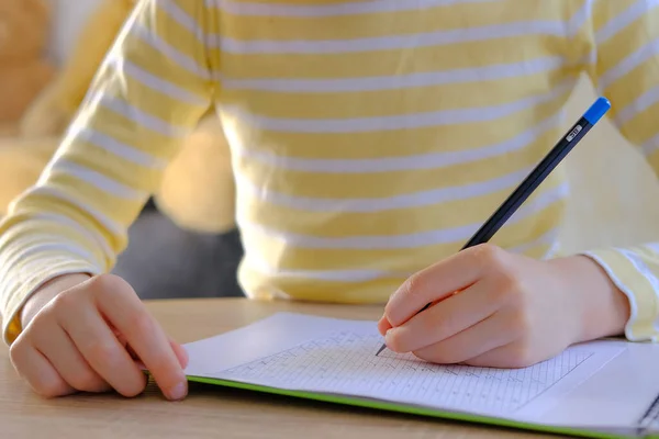 Kind Schooljongen Geel Shirt Schrijft Brieven Notebook Met Een Potlood — Stockfoto