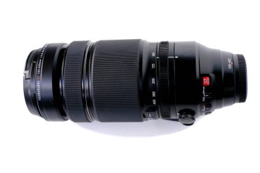 FRANKFURT, GERMANY - Mayıs 2021: Fujinon lensi XF 100-400 MM Fujifilm X-mount aynasız kameralar, uzaktaki nesneleri, kuş gözlemcileri ve uçak atışları için siyah telefoto lensleri