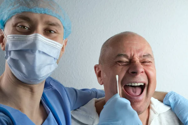 Médecin Masculin Dans Les Gants Prélève Avec Échantillon Écouvillon Nez — Photo