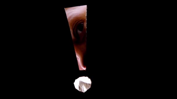 段ボールの穴の感嘆符に女性の目のピア 注目を集めるための概念 ピーク 気を付けます アウト 産業スパイ — ストック動画