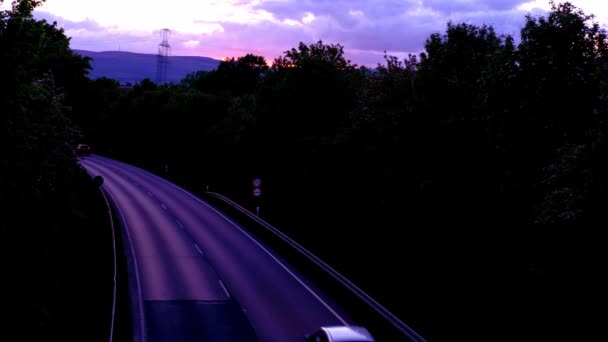 Verkeer Met Bewegende Auto Met Lichtgevende Lijnen Van Snelheid Avond — Stockvideo