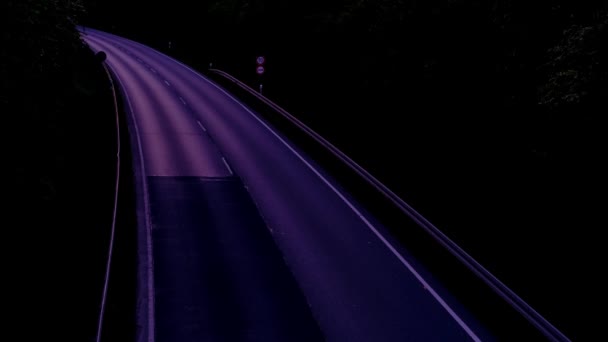 スピードと美しい夕日の空とフランクフルトの夜のヨーロッパの都市の輝線と運動車とのトラフィック タウナス山 街並み — ストック動画