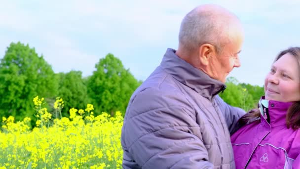 Man Woman Elderly Couple Communicate Rapeseed Fields Rejoice Hug Concept — Stock Video