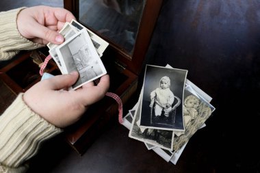 Yakın plan kadın eli 1940-1950 yılları arasında çekilmiş eski vintage fotoğraflar, aile ağacı konsepti, soy ağacı, çocukluk anıları, atalarımızın hafızası.