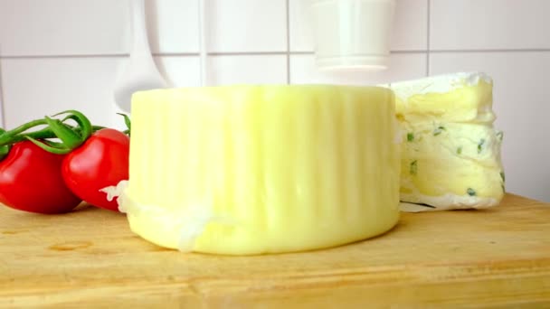 Close Queijo Tábua Corte Madeira Tomates Maduros Vermelhos Raminho Verde — Vídeo de Stock