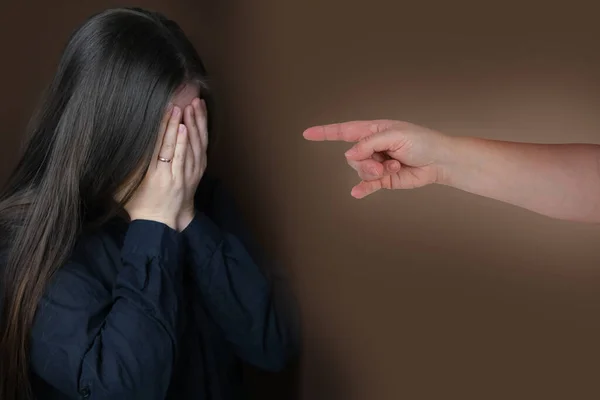 Mężczyzna Palec Obwinia Płaczącą Kobietę Zbliżenie Ciemnym Tle Koncepcja Cierpi — Zdjęcie stockowe