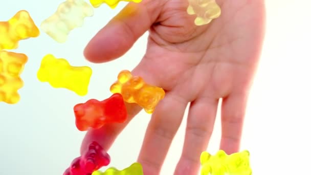 Rote Orangefarbene Gelbe Gelatine Bonbons Drogengefüllte Gelatine Bären Die Von — Stockvideo