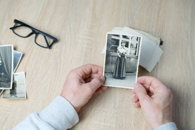 Yakın plan erkek, 1940-1950 yılları arasında çekilmiş eski vintage fotoğrafları, masada bardaklar, aile ağacı konsepti, soy ağacı, çocukluk anıları, atalarımızın hafızası.