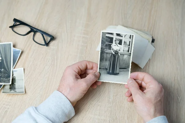 Closeup Mão Masculina Segurando Velhas Fotos Vintage 1940 1950 Óculos — Fotografia de Stock