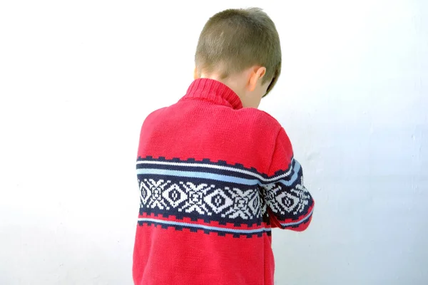 Bambino Offeso Punito Ragazzo Anni Con Maglione Rosso Scandinavo Rivolto — Foto Stock