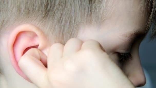 Close Part Head Child Kid Scratches His Ear His Hand — Stock Video