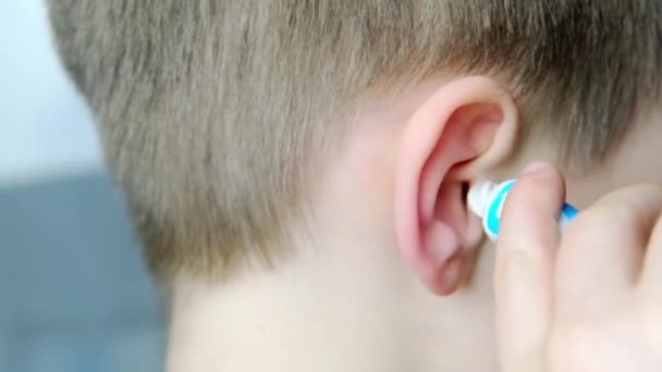 Gros Plan Oreille Enfant Enfant Nettoie Doucement Oreille Interne Avec — Video