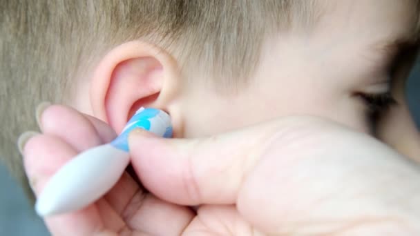 Primer Plano Oreja Niño Niño Limpia Suavemente Oído Interno Con — Vídeo de stock