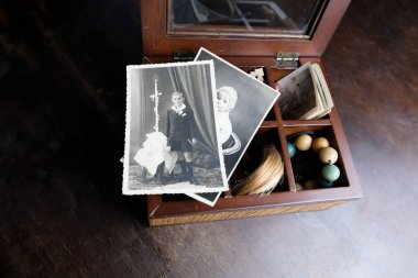 Kapalı eski ahşap kutu, bir yığın eski fotoğraf, bir tutam saç, 1960 yılına ait eski fotoğraflar, aile ağacı konsepti, soy ağacı, çocukluk anıları.