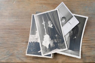 1940-1950 yılları arasında çekilen tek renkli eski fotoğraflar ahşap bir masaya saçılmıştır, soy ağacı konsepti, atalarımızın, aile bağlarımızın ve çocukluk anılarımız.