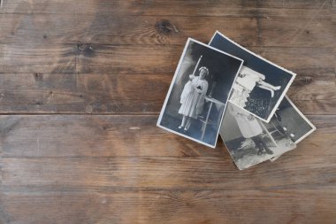 Doğal ahşap zemin, soy ağacı konsepti, atalarımızın hafızası, aile ağacı, nostalji, çocukluk anıları üzerine fotoğraf kağıdı üzerine 1950 yılına ait bir yığın klasik monokrom fotoğraf.