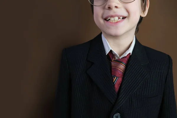 子供の頭の下の部分のクローズアップ8 10歳 黒のビジネススーツの子供 笑顔を結ぶ 正式な制服 若いビジネスマンの概念 パフォーマンス — ストック写真