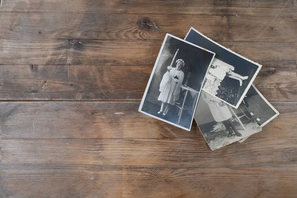 Стопка Старинных Винтажных Монохромных Фотографий 1950 Года Фотографической Бумаге Фоне — стоковое фото