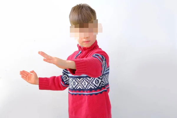 Gücenmiş Cezalandırılmış Çocuk Yaşlarında Kırmızı Skandinav Kazaklı Bir Çocuk Çocuğun — Stok fotoğraf