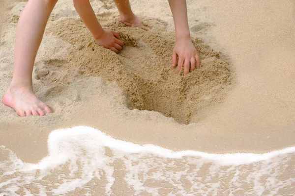 Textura Bonita Praia Areia Espuma Mar Branco Criança Brinca Verão — Fotografia de Stock