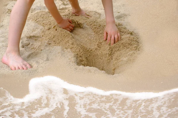 Hermosa Textura Playa Arena Espuma Blanca Del Mar Niños Juega — Foto de Stock