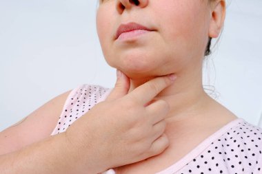 Yakın plan yüz, ciddi yetişkin orta yaşlı kadın 50 yaşında boynunda ve çenesinde yaşla ilgili kırışıklıklar, yaşlanma sorunları, kadın yaşı, menopoz, orta yaş krizi