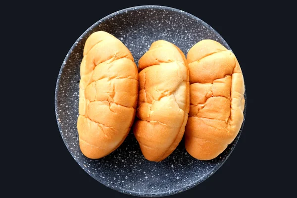 Izolált Friss Croissant Egy Sötét Szürke Tányéron Friss Sütemény Koncepció — Stock Fotó