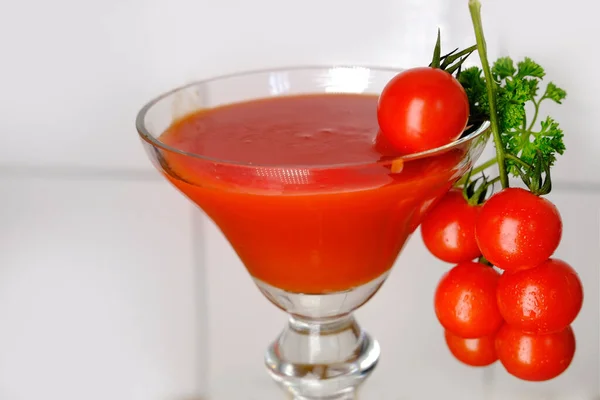 Mazzo Succoso Piccoli Pomodori Cocktail Rossi Succo Pomodoro Versato Bicchiere — Foto Stock