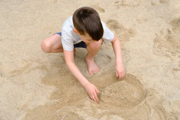 Niño Juega Verano Con Arena Patio Recreo Arenero Concepto Del — Foto de Stock