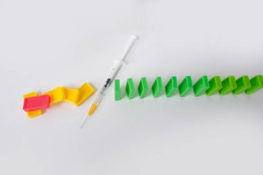 Aşıyla yakın çekim tıbbi şırıngalar sürekli devrilen dominoları durdurur ya da kopyalama alanı ile risk alır. Nüfus aşılarının yayılmasını, covid-19 'un yayılmasını engeller.