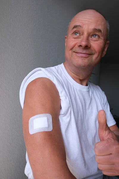 Yaşlı Avrupalı Adam Enjeksiyondan Yıl Sonra Gömlekli Hasta Elinde Beyaz — Stok fotoğraf