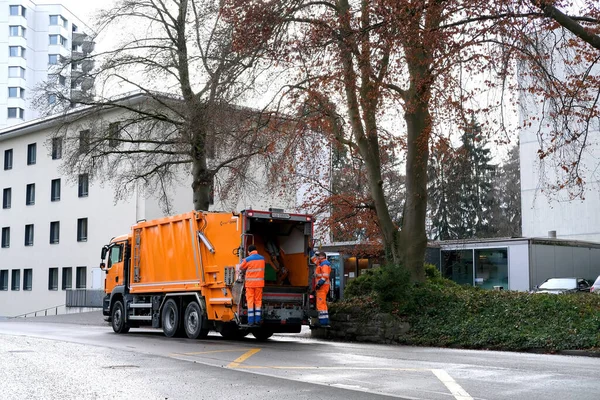 Lucerne Suiza Enero 2021 Camión Basura Naranja Carga Que Conduce — Foto de Stock