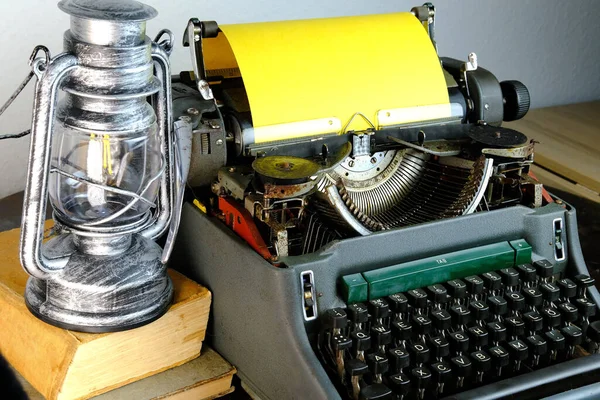 Írógéppel Asztalon Szavak Hamis Hírek Nyomtatott Papírra Nagy Méretben Vintage — Stock Fotó