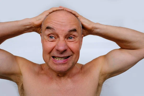 老人抓起他的头 老年人因为问题 头发脱落和伸展的概念 皮肤治疗 老年人的健康 与年龄有关的变化而烦躁不安 — 图库照片