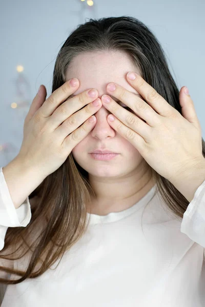 Primer Plano Una Joven Una Chica Pelo Largo Cubriéndose Cara —  Fotos de Stock