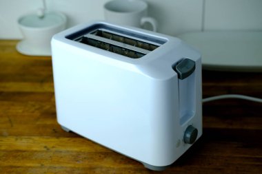 Modern mutfak gereçleri, kızarmış ekmek kızartma makinesi, sağlıklı beslenme, diyet, işte, okulda, öğrenci fast food konsepti.