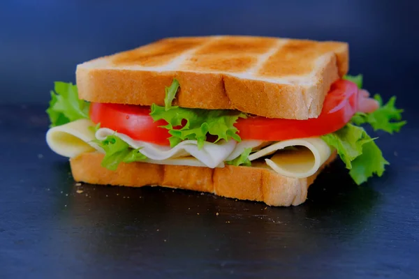 Close Sanduíche Apetitoso Com Fatias Tomate Maduro Salada Verde Queijo — Fotografia de Stock