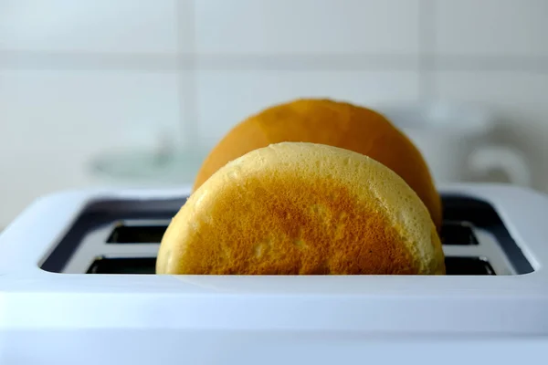 現代的なキッチン用品 ローストサンドイッチパンを調理するための白いトースター 健康的な食事 職場での軽食 学生のファーストフードの概念 — ストック写真